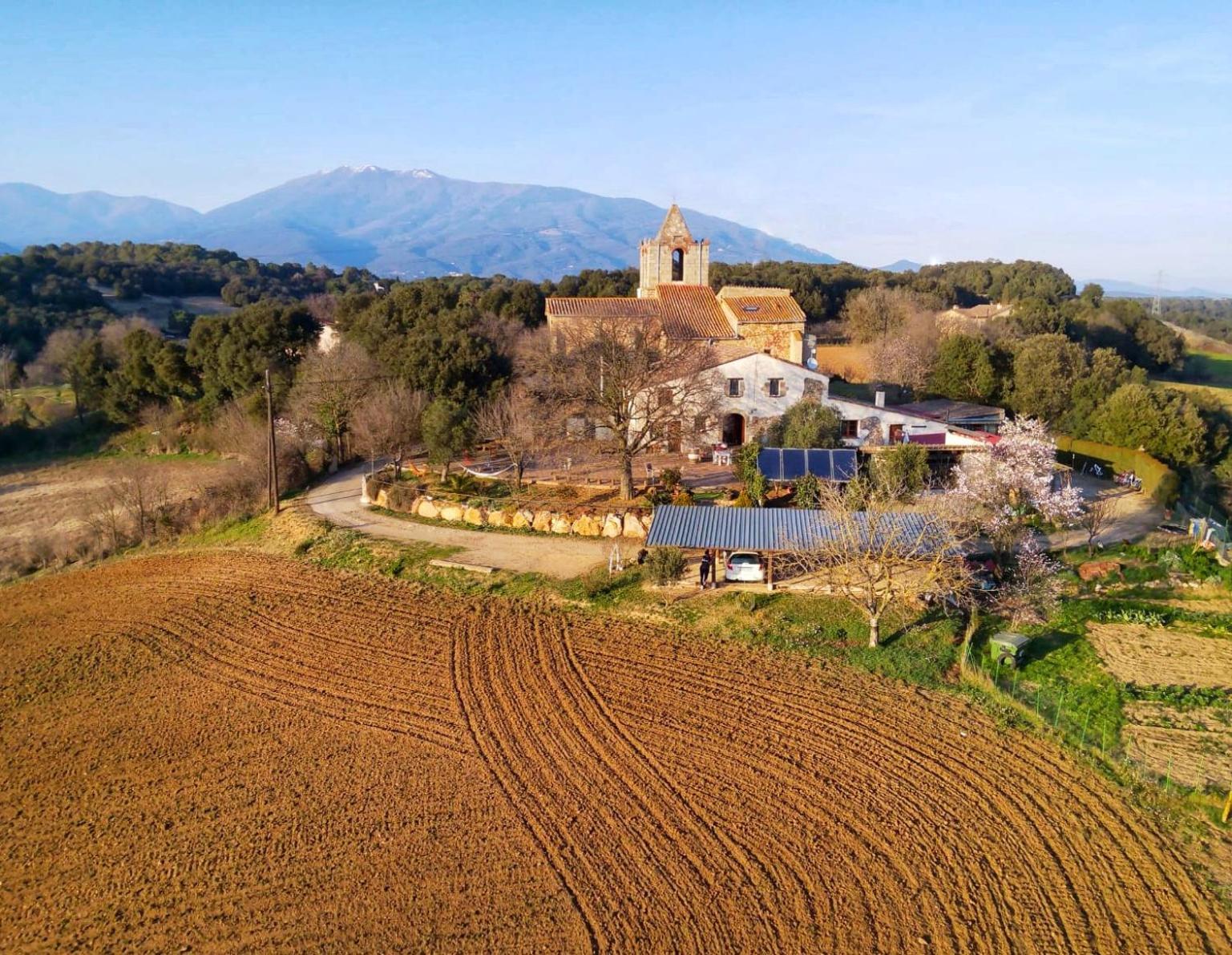 Masia Can Felip B&B Llinars del Valles Luaran gambar