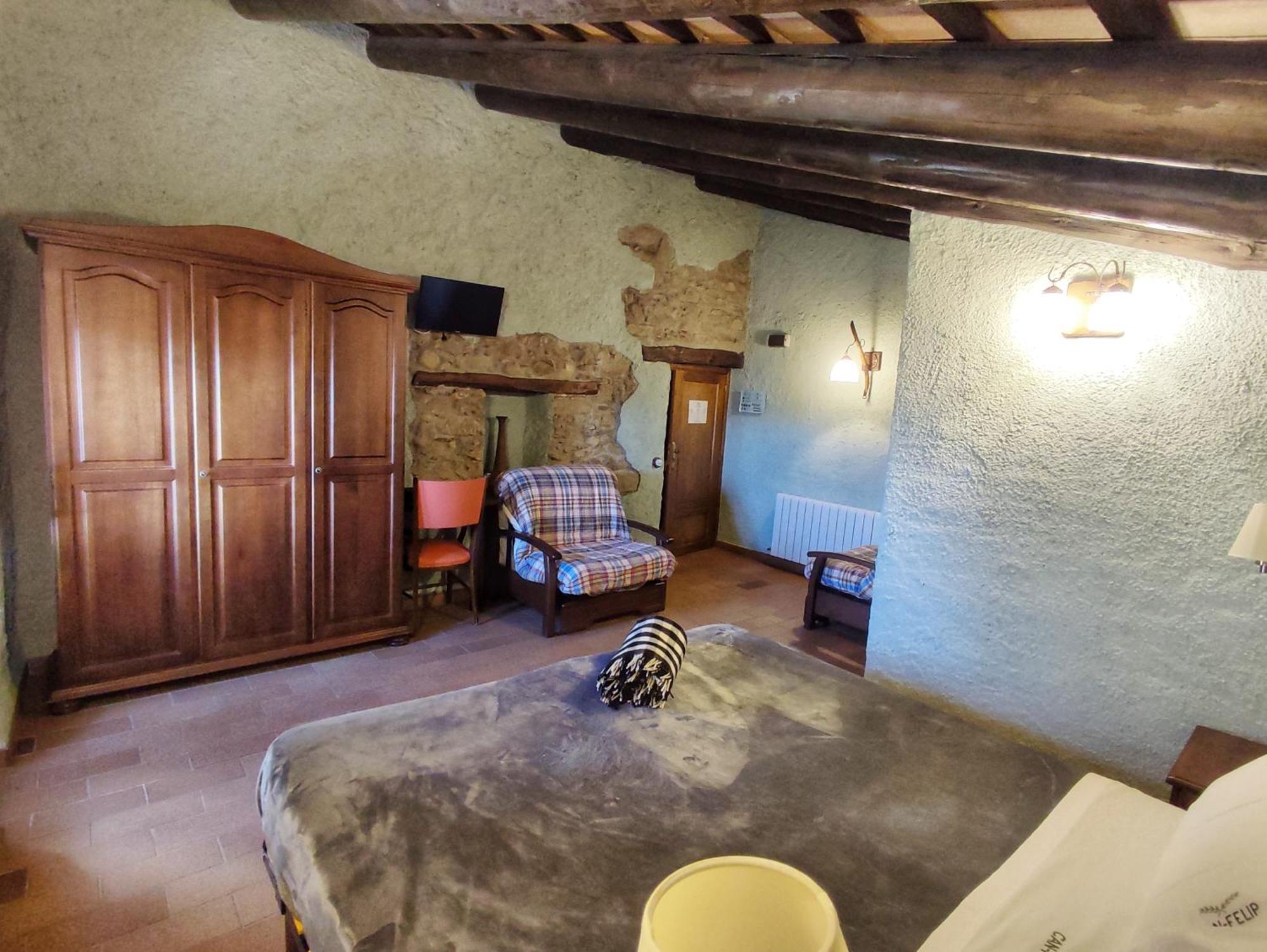 Masia Can Felip B&B Llinars del Valles Luaran gambar